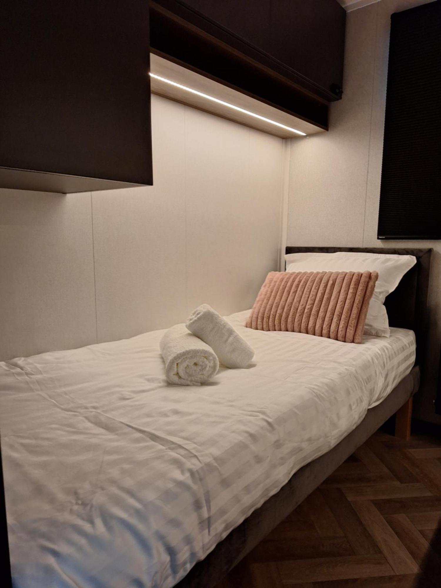 'Relax Lodge Sea' - Wellness Lodge In Zeeland - Private Sauna - Airco - Garden - Outdoor Swimming Pool - Free Wifi, Towels & Bed Linen Heinkenszand Exterior photo